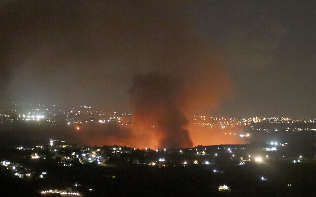 Des volutes de fumée s'élevant sur le site d'une frappe aérienne israélienne à Nabatieh, près de la frontière avec Israël, le 21 septembre 2024.  (Crédit : Anadolu Agency/Reuters)