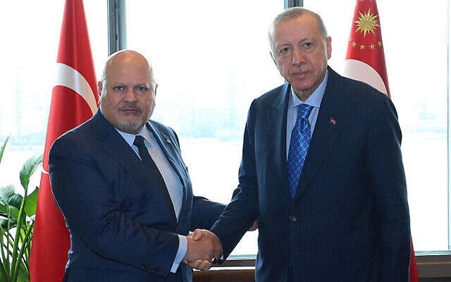 Le président turc Recep Tayyip Erdogan (à droite) rencontrant le procureur de la Cour pénale internationale Karim Khan en marge de la 79e session de l'Assemblée générale des Nations unies, le 23 septembre 2024. (Crédit : Présidence turque) Le président turc Recep Tayyip Erdogan (à droite) rencontrant le procureur de la Cour pénale internationale Karim Khan en marge de la 79e session de l'Assemblée générale des Nations unies, le 23 septembre 2024. (Crédit : Présidence turque)