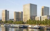 Le site François-Mitterrand, de la Bibliothèque nationale de France, inauguré en 1995, est composé de quatre tours représentant de façon symbolique des livres ouverts. (Crédit  : Arthur Weidmann, CC BY-SA 4.0 , via Wikimedia Commons