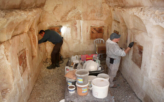 Les travaux de restauration menées sur les tombeaux romains à Ashkelon, une image transmise le 27 août 2023. (Crédit : Emil Aladjem, IAA)