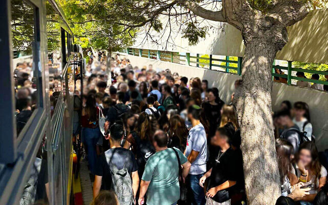 Un arrêt de bus pour les élèves à Kiryat Motzkin, en de Galilée occidentale, en avril 2024. (Crédit : Inbal Bernstein)