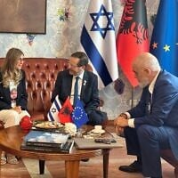 Le président Isaac Herzog rencontrant le Premier ministre albanais Edi Rama, en Albanie, le 12 septembre 2024. (Crédit : Haïm Zach/GPO)