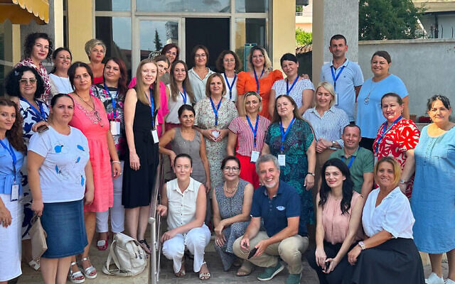Des professeurs d'histoire participant à la conférence sur l'enseignement de la Shoah organisée par TOLI du 2 au 6 septembre 2024 se réunissent pour une photo de groupe à l'Université d'Elbasan, en Albanie. (Larry Luxner/JTA)