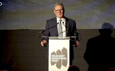 Le Premier ministre britannique Keir Starmer prononce une allocution lors du dîner annuel de l'Holocaust Educational Trust, le 16 septembre 2024. (Capture d'écran via YouTube/via la JTA)