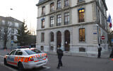 Des policiers armés montent la garde devant le consulat de France à Genève le 10 décembre 2015, après que la police genevoise a élevé le niveau d'alerte et fouillé la ville à la recherche de plusieurs djihadistes présumés liés au groupe Etat islamique. (Crédit : Richard Juilliart / AFP)