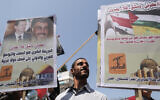 Un manifestant palestinien portant des affiches avec les portraits du président syrien Bachar el-Assad et du chef du Hezbollah Hassan Nasrallah lors d'une manifestation contre les frappes menées par les États-Unis, la Grande-Bretagne et la France contre le régime syrien, dans la ville de Gaza, le 14 avril 2018, lors d'une manifestation à l'appel du Front populaire de libération de la Palestine (FPLP) et d'autres partis. (Crédit : Mahmud Hams/AFP)