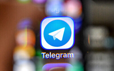 Illustration : L'icône de l'application de messagerie Telegram sur l'écran d'un smartphone, à Moscou, le 17 avril 2018. (Crédit : Yuri Kadobnov/AFP)