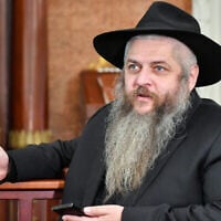 Le rabbin Moshe Azman entre dans la synagogue centrale de Kiev, le 22 avril 2019. (Crédit : Sergueï Soupinski / AFP)