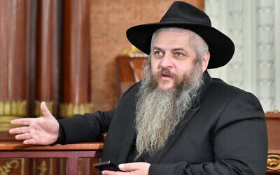 Le rabbin Moshe Azman entre dans la synagogue centrale de Kiev, le 22 avril 2019. (Crédit : Sergueï Soupinski / AFP)
