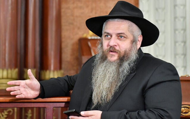 Le rabbin Moshe Azman entre dans la synagogue centrale de Kiev, le 22 avril 2019. (Crédit : Sergueï Soupinski / AFP)