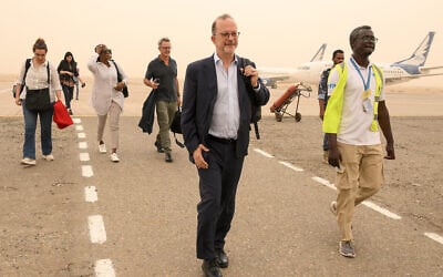 Le directeur général adjoint de l'UNICEF Ted Chaiban (au centre) quittant la piste d'atterrissage, à l'aéroport de Port-Soudan, le 23 juillet 2023. (Crédit : AFP)