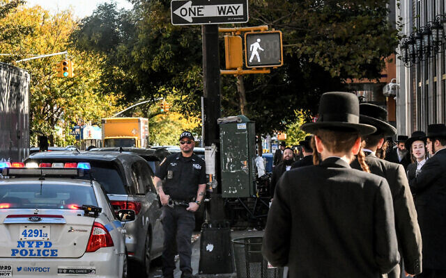 Un agent du service de police de New York patrouille devant la synagogue de la congrégation Bais Yaakov Nechamia Dsatmar, le 13 octobre 2023, dans le quartier de Williamsburg, à Brooklyn, New York. (Photo de STEPHANIE KEITH / GETTY IMAGES NORTH AMERICA / Getty Images via AFP) Un agent du service de police de New York patrouille devant la synagogue de la congrégation Bais Yaakov Nechamia Dsatmar, le 13 octobre 2023, dans le quartier de Williamsburg, à Brooklyn, New York. (Photo de STEPHANIE KEITH / GETTY IMAGES NORTH AMERICA / Getty Images via AFP)