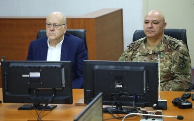 Une photo fournie par le service de presse du Premier ministre libanais montre le Premier ministre intérimaire libanais Najib Mikati (à gauche) visitant une caserne de l'armée libanaise dans la ville méridionale de Tyr en compagnie du commandant en chef de l'armée libanaise, Joseph Aoun, le 24 octobre 2023. (AFP PHOTO / Bureau de presse du Premier ministre libanais)