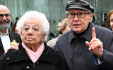 La survivante française de l'Holocauste Esther Senot (à gauche) et l'avocat et militant français Serge Klarsfeld (à droite) assistent à un rassemblement de Hachomer Hatzair au Mémorial de la Shoah à Paris, le 18 novembre 2023. (Photo de Bertrand GUAY / AFP)