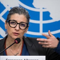 L'analyste indépendante de l’ONU Francesca Albanese s'exprimant lors d'une conférence de presse à la suite d'une session du Conseil des droits de l'homme des Nations unies, à Genève, le 27 mars 2024. (Crédit : Fabrice Coffrini/AFP)