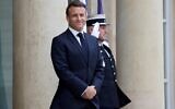 Le président français Emmanuel Macron attendant l'arrivée du Premier ministre intérimaire du Liban, Najib Mikati, avant leur rencontre au palais de l'Élysée, à Paris, le 19 avril 2024. (Crédit : Ludovic Marin/AFP)