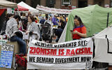 Des étudiants anti-Israël manifestant dans un campement sur le campus de l'Université du Michigan, à Ann Arbor, le 28 avril 2024. (Crédit : Jeff Kowalsky/AFP)