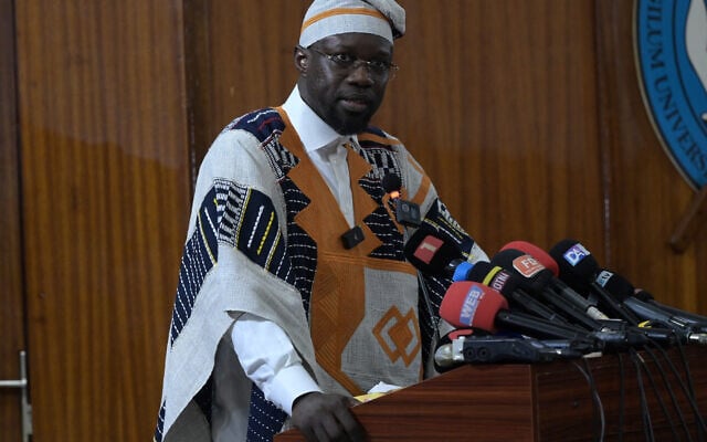 Le Premier ministre sénégalais Ousmane Sonko prononce un discours lors d'une conférence à l'université Cheikh Anta Diop de Dakar, le 16 mai 2024, dans le cadre de sa visite au Sénégal en compagnie du chef de la France insoumise Jean-Luc Mélenchon. (Crédit :  SEYLLOU / AFP)