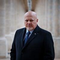 Le procureur général de la Cour pénale internationale Karim Khan, dans la Cour d'honneur du Palais Royal, à Paris, le 7 février 2024. (Crédit : Dimitar Dilkoff/AFP)
