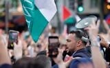 Sébastien Delogu, membre du parlement français pour le parti de gauche La France Insoumise (LFI), s'adressant à la foule lors d'un rassemblement sur la place de la République à Paris le 28 mai 2024 pour montrer son soutien aux Palestiniens après que l'agence de défense civile de Gaza a déclaré qu'une frappe israélienne sur un camp de déplacés à l'ouest de Rafah a tué 45 personnes aujourd'hui, quelques jours après une frappe similaire qui a suscité l'indignation du monde entier. Le Parlement français a suspendu M. Delogu pour deux semaines après qu'il ait brandi un drapeau palestinien lors d'un débat animé sur la question de savoir si la France devrait reconnaître l'existence d'un État palestinien. (Crédit :  Geoffroy Van der Hasselt/AFP)