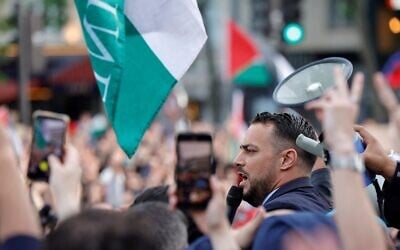 Sébastien Delogu, membre du parlement français pour le parti de gauche La France Insoumise (LFI), s'adresse à la foule lors d'un rassemblement sur la place de la République à Paris le 28 mai 2024 pour montrer son soutien aux Palestiniens après que l'agence de défense civile de Gaza a déclaré qu'une frappe israélienne sur un camp de déplacés à l'ouest de Rafah a tué 45 personnes aujourd'hui, quelques jours après une frappe similaire qui a suscité l'indignation du monde entier. Le Parlement français a suspendu M. Delogu pour deux semaines après qu'il ait brandi un drapeau palestinien lors d'un débat animé sur la question de savoir si la France devrait reconnaître l'existence d'un État palestinien. (Photo par Geoffroy VAN DER HASSELT / AFP)