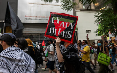 Des manifestations anti-Israël défilant devant le Grad Center CUNY, à New York, le 22 juillet 2024. (Crédit : Spencer Platt/Getty Images/AFP)