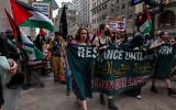 Des militants anti-Israël défilant devant le Grad Center CUNY, à New York, le 22 juillet 2024. (Crédit : Spencer Platt/Getty Images/AFP)