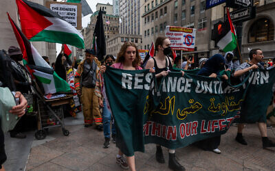 Des militants anti-Israël défilant devant le Grad Center CUNY, à New York, le 22 juillet 2024. (Crédit : Spencer Platt/Getty Images/AFP)