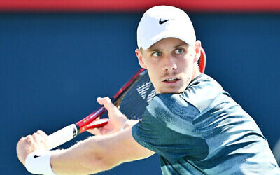 Le joueur de tennis Denis Shapovalov, du Canada, surveille la balle contre Brandon Nakashima, des États-Unis, dans le match du premier tour du simple masculin lors de la deuxième journée de l'Omnium Banque Nationale ATP Masters 1000 au Stade IGA, le 7 août 2024 à Montréal, Canada. (Crédit : Minas Panagiotakis / GETTY IMAGES NORTH AMERICA / Getty Images via AFP)
