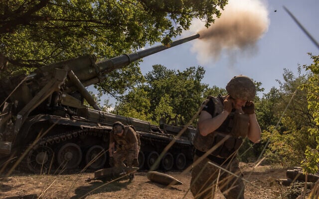 Photo d'illustration : Des militaires ukrainiens de la 43e brigade d'artillerie tirent avec de l'artillerie automotrice 2S7 Pion en direction de positions russes, dans une zone tenue secrète de Pokrovsk, dans la région orientale de Donetsk, le 8 août 2024, dans le cadre de l'invasion de l'Ukraine par la Russie. (Crédit : Roman Pilipey / AFP)