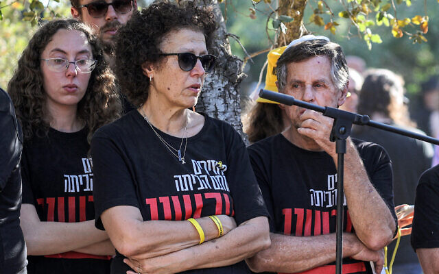 Esther (au centre), mère de l'otage décédé Yagev Buchshtav, s'exprime lors de ses funérailles au kibboutz Nirim, dans le sud d'Israël, le 21 août 2024. (Gil Cohen-Magen/AFP) Esther (au centre), mère de l'otage décédé Yagev Buchshtav, s'exprime lors de ses funérailles au kibboutz Nirim, dans le sud d'Israël, le 21 août 2024. (Gil Cohen-Magen/AFP)