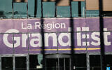 Cette photographie montre un logo de la Région Grand-Est à Strasbourg, dans l'est de la France, le 24 août 2024. (Photo par Abdesslam MIRDASS / AFP)