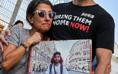 Rachel Goldberg et Jonathan Polin, parents de l'otage israélien Hersh Goldberg-Polin, assistant à une manifestation des familles des otages capturés par le Hamas dans la bande de Gaza quelques jours avant que le corps de leur fils ne soit retrouvé par les troupes israéliennes le 31 août, avec des indications qu'il avait été tué dans les 48 heures suivant sa récupération, le 29 août 2024. (Crédit : Jack Guez/AFP)