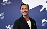 L'acteur Jude Law assiste au photocall du film « The Order » présenté en compétition lors du 81e Festival international du film de Venise, au Lido de Venise, le 31 août 2024. (Crédit : Marco BERTORELLO / AFP)