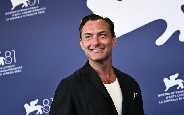 L'acteur Jude Law assiste au photocall du film « The Order » présenté en compétition lors du 81e Festival international du film de Venise, au Lido de Venise, le 31 août 2024. (Crédit : Marco BERTORELLO / AFP) L'acteur Jude Law assiste au photocall du film « The Order » présenté en compétition lors du 81e Festival international du film de Venise, au Lido de Venise, le 31 août 2024. (Crédit : Marco BERTORELLO / AFP)
