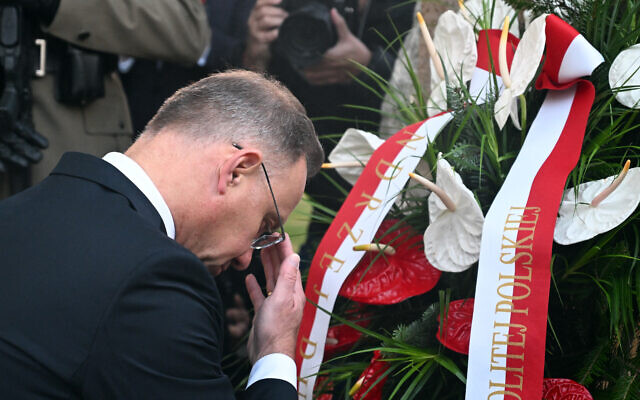 Le président polonais Andrzej Duda fait le signe de croix alors qu'il dépose une gerbe au monument à la mémoire des victimes du bombardement nazi du 1er septembre 1939, après la cérémonie marquant le 85ème anniversaire du début de la Seconde Guerre mondiale à Wielun, au début du 1er septembre 2024. Le bombardement nazi de la ville de Wielun aux premières heures du 1er septembre 1939 est considéré comme le premier acte majeur de la Seconde Guerre mondiale. (Photo par Sergei GAPON / AFP) Le président polonais Andrzej Duda fait le signe de croix alors qu'il dépose une gerbe au monument à la mémoire des victimes du bombardement nazi du 1er septembre 1939, après la cérémonie marquant le 85ème anniversaire du début de la Seconde Guerre mondiale à Wielun, au début du 1er septembre 2024. Le bombardement nazi de la ville de Wielun aux premières heures du 1er septembre 1939 est considéré comme le premier acte majeur de la Seconde Guerre mondiale. (Photo par Sergei GAPON / AFP)