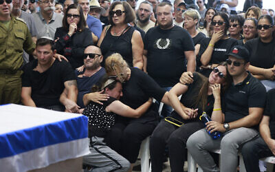 Des proches et des amis aux funérailles d'Alexander Lobanov, dont la dépouille a été rapatriée, en plus de cinq autres, de la bande de Gaza - les otages ont été tués par leurs ravisseurs du Hamas - au cimetière d'Ashkelon, dans le sud d'Israël, le 1er septembre 2024. (Crédit : Menahem KAHANA / AFP)