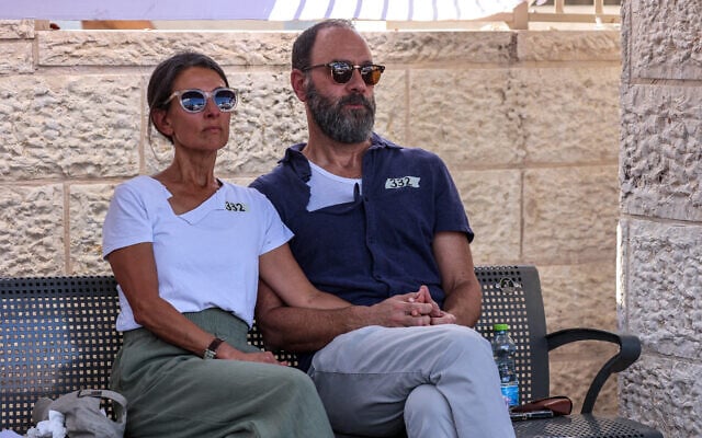 Jonathan Polin et Rachel Goldberg, parents de l'otage israélo-américain Hersh Goldberg-Polin dont le corps a été retrouvé avec cinq autres otages à Gaza, lors des funérailles à Jérusalem le 2 septembre 2024. (Crédit : GIL COHEN-MAGEN / POOL / AFP)