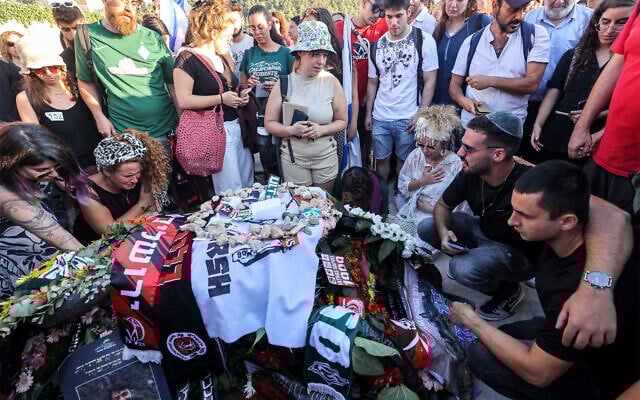 Des personnes en deuil se recueillant sur la tombe de l'otage israélo-américain Hersh Goldberg-Polin, dont le corps a été retrouvé avec cinq autres otages à Gaza, lors des funérailles au cimetière de Givat Shaul, à Jérusalem; le 2 septembre 2024, (Crédit : Gil Cohen-Magen/POOL/AFP)