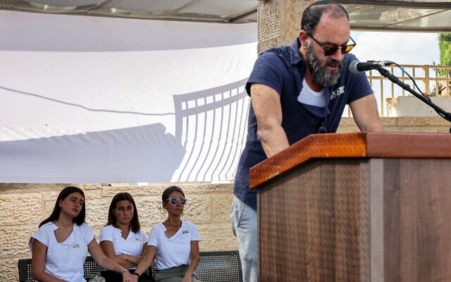 Jonathan Polin (à droite), père de l'otage américano-israélien assassiné Hersh Goldberg-Polin dont le corps a été retrouvé avec cinq autres otages à Gaza, s'exprime lors des funérailles de son fils, à Jérusalem, le 2 septembre 2024. (Crédit : GIL COHEN-MAGEN / POOL / AFP) Jonathan Polin (à droite), père de l'otage américano-israélien assassiné Hersh Goldberg-Polin dont le corps a été retrouvé avec cinq autres otages à Gaza, s'exprime lors des funérailles de son fils, à Jérusalem, le 2 septembre 2024. (Crédit : GIL COHEN-MAGEN / POOL / AFP)