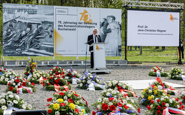 Jens-Christian Wagner, directeur de la fondation Buchenwald et Mittelbau-Dora, s'exprime lors de la cérémonie de commémoration du 79e anniversaire de la libération du camp de concentration nazi de Buchenwald sur le site commémoratif du camp à Buchenwald, près de Weimar, dans l'est de l'Allemagne, le 14 avril 2024. (Crédit : JENS SCHLUETER / AFP)