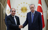 Photo d'illustration : Le président turc Recep Tayyip Erdogan (à droite) serrant la main du président égyptien Abdel Fattah al-Sissi, au complexe présidentiel d'Ankara, le 4 septembre 2024. (Crédit : TURKISH PRESIDENTIAL PRESS SERVICE/AFP)