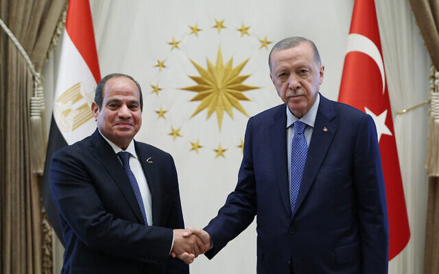 Photo d'illustration : Le président turc Recep Tayyip Erdogan (à droite) serrant la main du président égyptien Abdel Fattah al-Sissi, au complexe présidentiel d'Ankara, le 4 septembre 2024. (Crédit : TURKISH PRESIDENTIAL PRESS SERVICE/AFP)