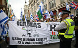 Des policiers en faction près d'une contre-manifestation pro-israélienne à la suite d'une marche organisée dans le cadre de la Journée nationale d'action pour la Palestine, à Londres, le 7 septembre 2024. (Crédit : Justin Tallis/AFP)