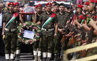 Des membres des forces de sécurité de l'Autorité palestinienne portent le corps d'Aysenur Ezgi Eygi, militante turco-américaine du Mouvement de solidarité internationale, lors d'une procession funéraire à Naplouse, en Cisjordanie, le 9 septembre 2024. (Crédit : Jaafar ASHTIYEH / AFP)