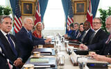 Le Premier ministre britannique Sir Keir Starmer (deuxième à droite) et le ministre des Affaires étrangères David Lammy (troisième à droite) rencontrant le président américain Joe Biden (deuxième à gauche) dans la salle bleue de la Maison Blanche, à Washington, le 13 septembre 2024. (Crédit : Stefan Rousseau/Pool/Getty Images/AFP)