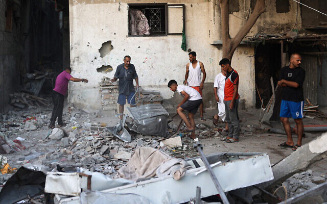 Des Palestiniens constatent les dégâts après des frappes israéliennes à Nuseirat dans le centre de la bande de Gaza, le 13 septembre 2024. (Crédit : Eyad BABA / AFP)