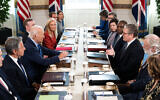 Le président américain Joe Biden (à gauche) et le Premier ministre britannique Keir Starmer (à droite) participant à une réunion bilatérale dans la salle bleue de la Maison Blanche, à Washington,, le 13 septembre 2024. (Crédit : Saul Loeb/AFP)