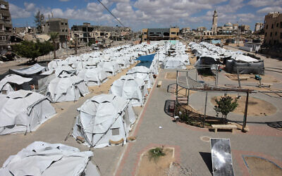Des rangées de tentes installées pour les Palestiniens déplacés à Beit Lahiya, dans le nord de la bande de Gaza le 14 septembre 2024. (Crédit : Omar al-Qattaa/AFP)
