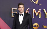 L'acteur israélien Ido Samuel porte un pin's jaune en solidarité avec les otages détenus à Gaza lors de la 76e cérémonie des Primetime Emmy Awards au Peacock Theater le 15 septembre 2024 à Los Angeles, Californie. (Crédit : Frazer Harrison/Getty Images/AFP)